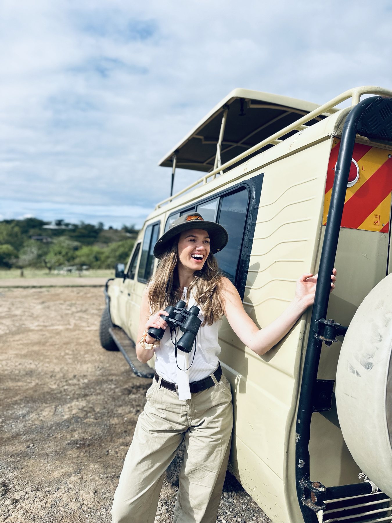 Beatričė prie safari džipo Kenijoje